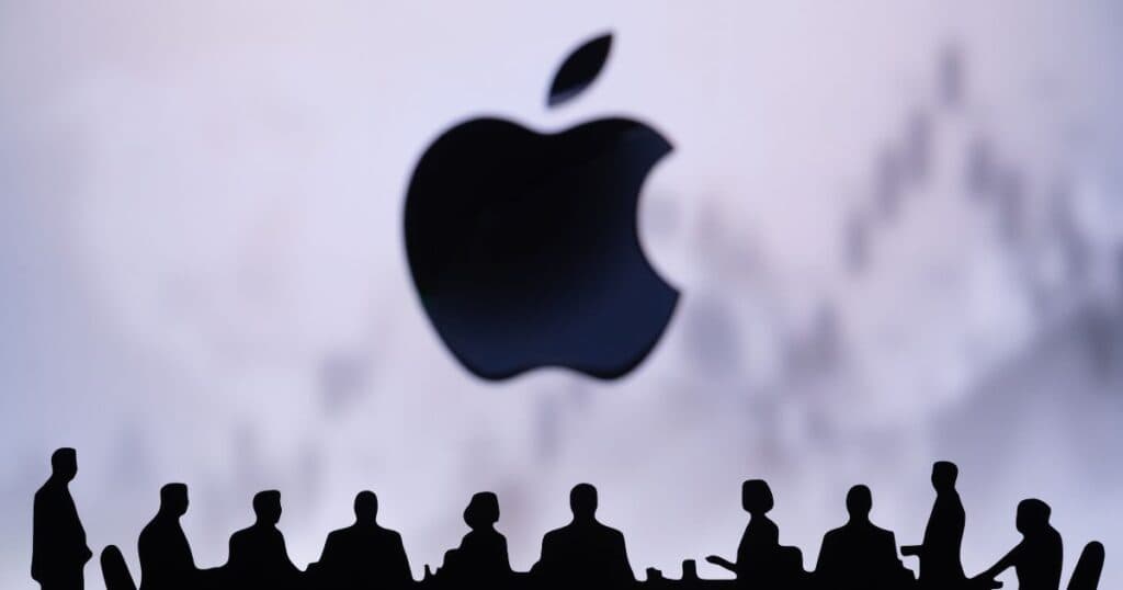 Apple aponta que mais funcionários podem ter levado dados sigilosos